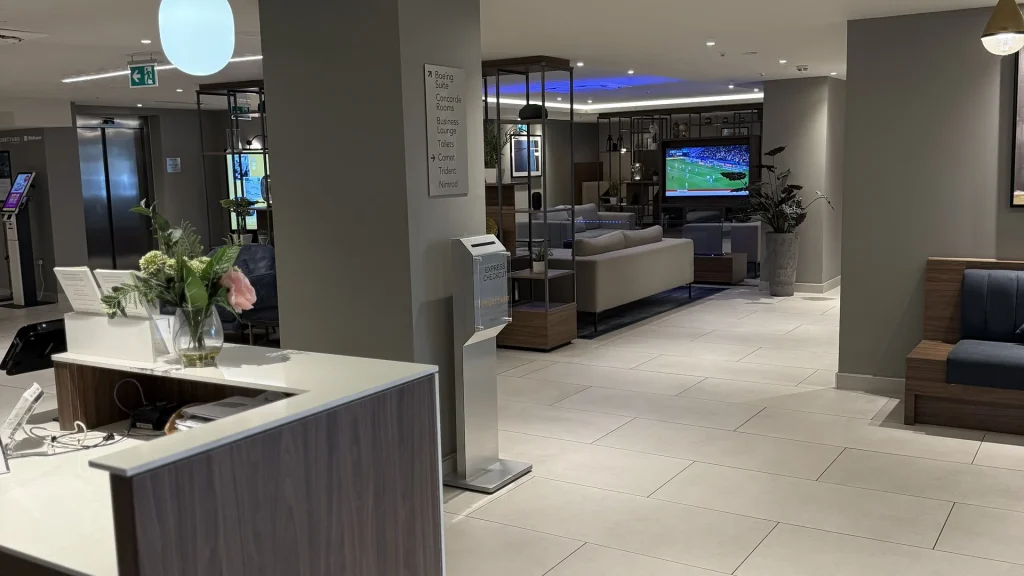 Courtyard by Marriott London Heathrow Airport restaurant and dining area