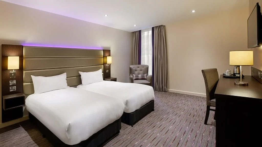 Premier Inn London Heathrow M4 J4 twin room with two single beds